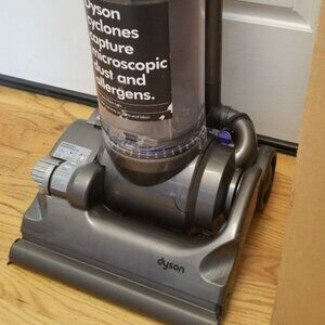 Dyson DC33 Upright Bagless Cyclone Vacuum